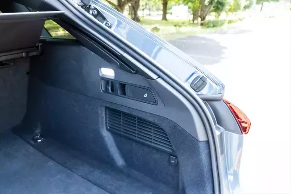 「カッコいいワゴンは健在！ アウディの新型「A5 Avant」は流麗なデザインと広々ラゲッジでアウディらしさを継承する」の画像