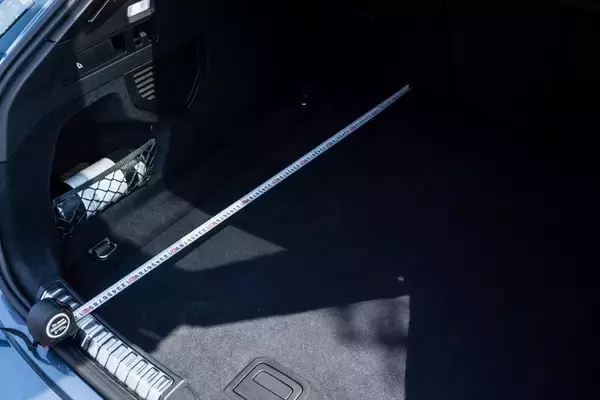 「カッコいいワゴンは健在！ アウディの新型「A5 Avant」は流麗なデザインと広々ラゲッジでアウディらしさを継承する」の画像