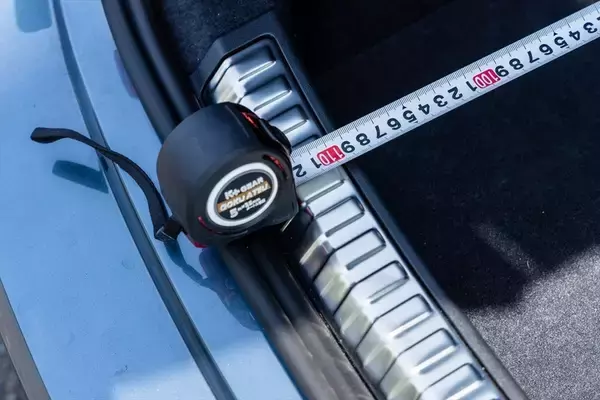 「カッコいいワゴンは健在！ アウディの新型「A5 Avant」は流麗なデザインと広々ラゲッジでアウディらしさを継承する」の画像