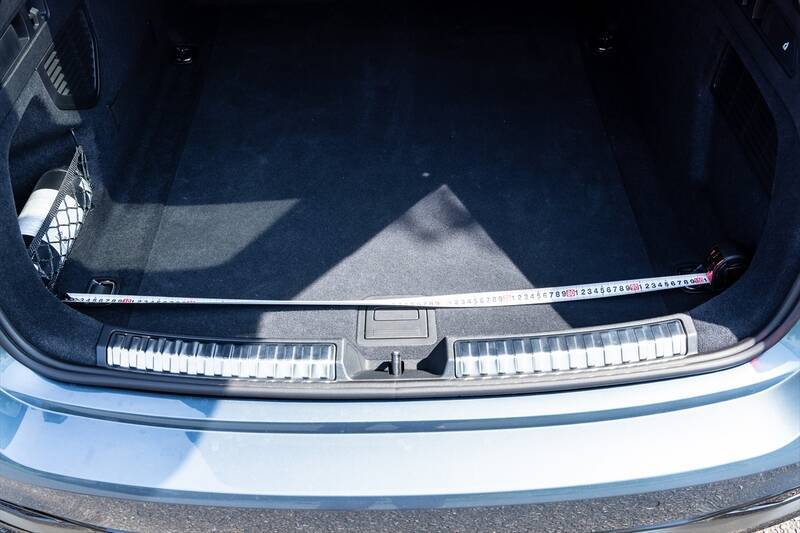 カッコいいワゴンは健在！ アウディの新型「A5 Avant」は流麗なデザインと広々ラゲッジでアウディらしさを継承する