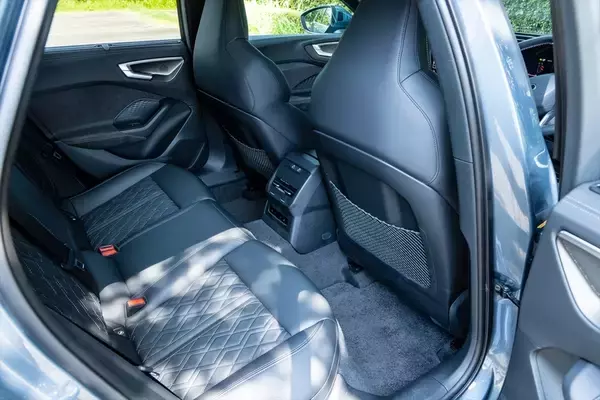 「カッコいいワゴンは健在！ アウディの新型「A5 Avant」は流麗なデザインと広々ラゲッジでアウディらしさを継承する」の画像