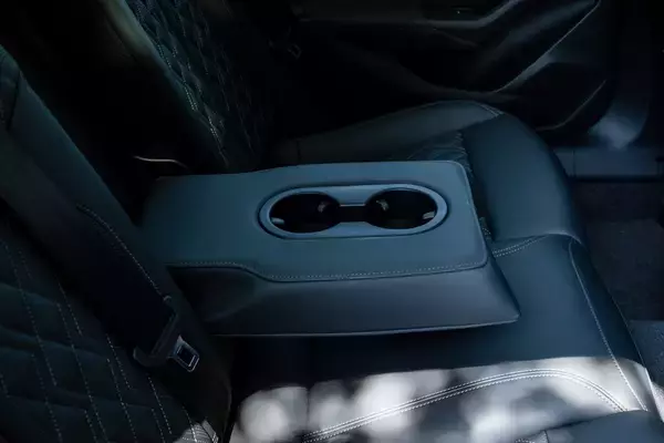 「カッコいいワゴンは健在！ アウディの新型「A5 Avant」は流麗なデザインと広々ラゲッジでアウディらしさを継承する」の画像