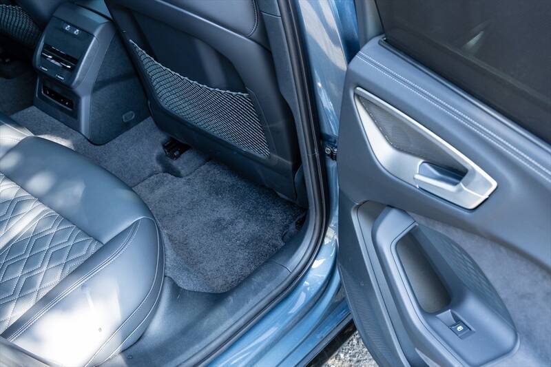 カッコいいワゴンは健在！ アウディの新型「A5 Avant」は流麗なデザインと広々ラゲッジでアウディらしさを継承する