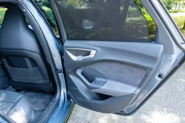 「カッコいいワゴンは健在！ アウディの新型「A5 Avant」は流麗なデザインと広々ラゲッジでアウディらしさを継承する」の画像