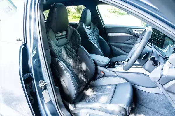 「カッコいいワゴンは健在！ アウディの新型「A5 Avant」は流麗なデザインと広々ラゲッジでアウディらしさを継承する」の画像