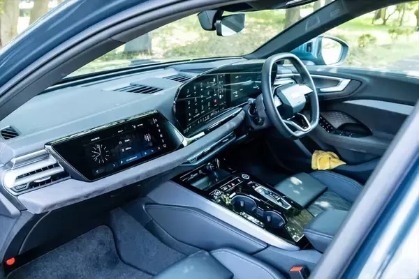 「カッコいいワゴンは健在！ アウディの新型「A5 Avant」は流麗なデザインと広々ラゲッジでアウディらしさを継承する」の画像