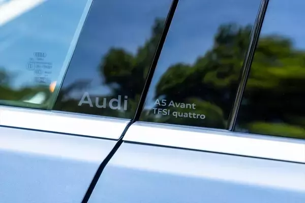「カッコいいワゴンは健在！ アウディの新型「A5 Avant」は流麗なデザインと広々ラゲッジでアウディらしさを継承する」の画像