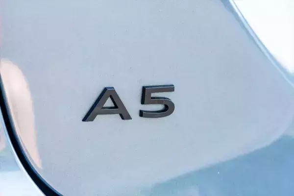 「カッコいいワゴンは健在！ アウディの新型「A5 Avant」は流麗なデザインと広々ラゲッジでアウディらしさを継承する」の画像