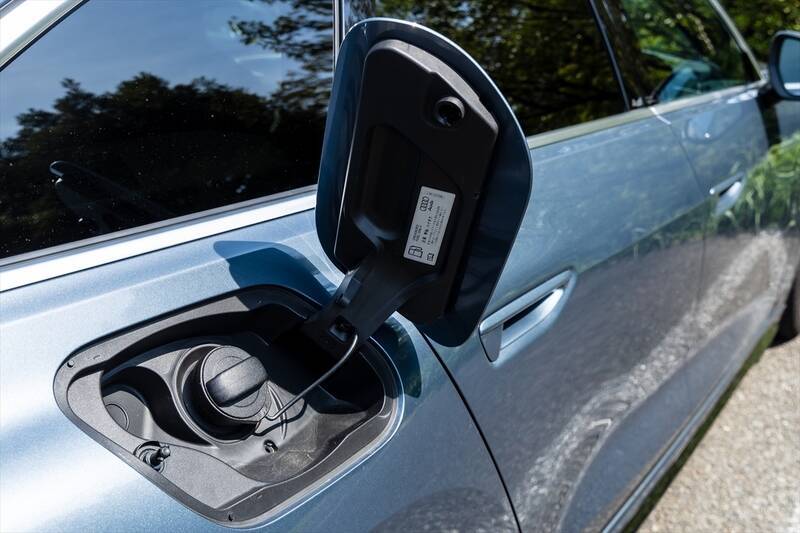 カッコいいワゴンは健在！ アウディの新型「A5 Avant」は流麗なデザインと広々ラゲッジでアウディらしさを継承する