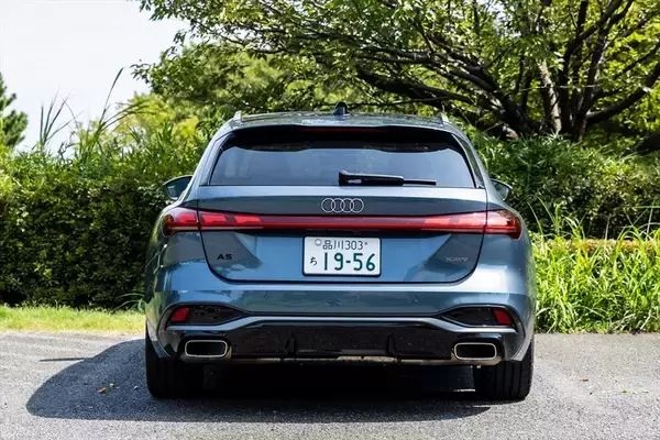 「カッコいいワゴンは健在！ アウディの新型「A5 Avant」は流麗なデザインと広々ラゲッジでアウディらしさを継承する」の画像