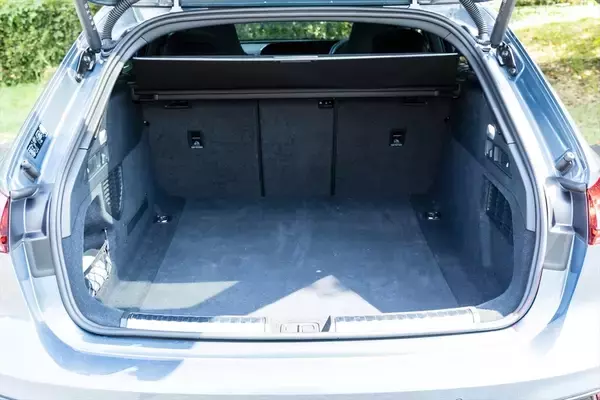 「カッコいいワゴンは健在！ アウディの新型「A5 Avant」は流麗なデザインと広々ラゲッジでアウディらしさを継承する」の画像