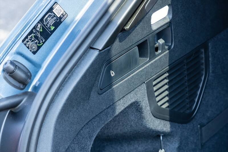 カッコいいワゴンは健在！ アウディの新型「A5 Avant」は流麗なデザインと広々ラゲッジでアウディらしさを継承する