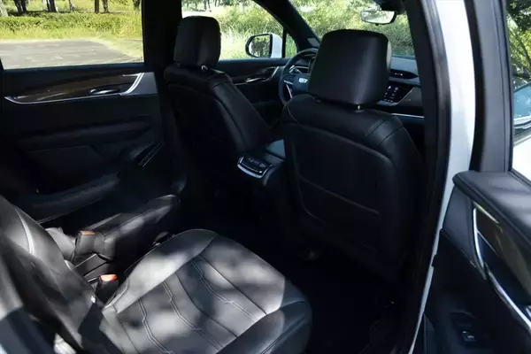 「【アメ車ってどうなの？】キャデラック「XT6」の3列シートSUVはさすがにデカかった」の画像