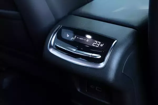 「【アメ車ってどうなの？】キャデラック「XT6」の3列シートSUVはさすがにデカかった」の画像