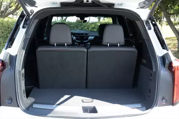 「【アメ車ってどうなの？】キャデラック「XT6」の3列シートSUVはさすがにデカかった」の画像