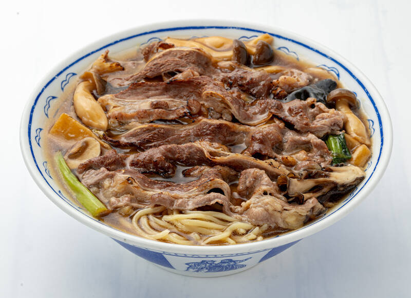 牛しゃぶドーン、とろ～りきのこあん！ 焦がし醤油香る秋麺がそそる