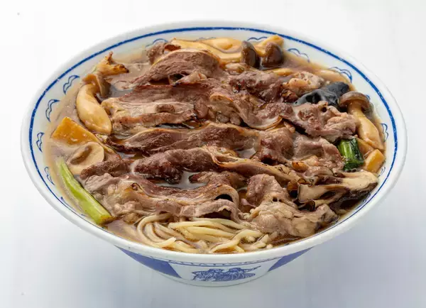 「牛しゃぶドーン、とろ～りきのこあん！ 焦がし醤油香る秋麺がそそる」の画像