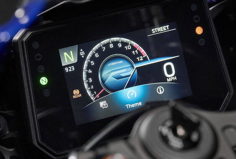 ヤマハ「YZF-R7 ABS」走りも装備も一段上へ！ 電子制御スロットル採用、スマホ連携も対応