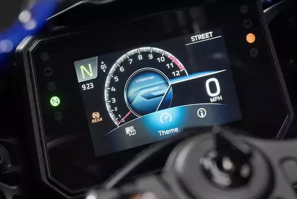 「ヤマハ「YZF-R7 ABS」走りも装備も一段上へ！ 電子制御スロットル採用、スマホ連携も対応」の画像