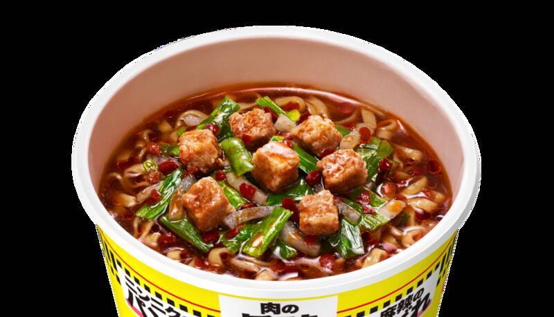 【本日発売】カップヌードル新作、半分食べたら「生卵ダイブ」がおすすめ