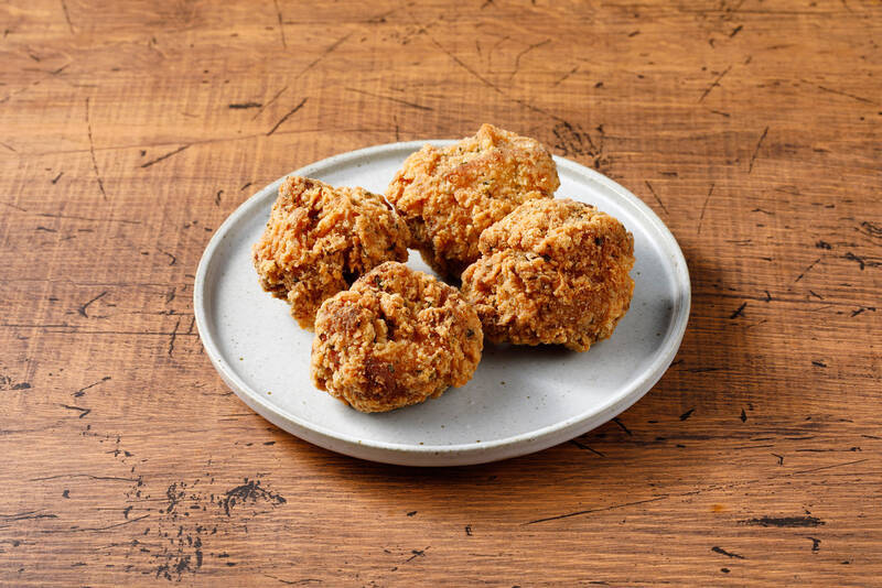 ローソン✕JALコラボ、国際線「オニオンコンソメスープ」味のからあげクンが登場！