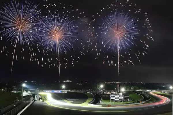 「MAZDA2の快挙！ 富士24時間レースで前人未到の3連覇4勝を飾ったTEAM NOPROに密着」の画像