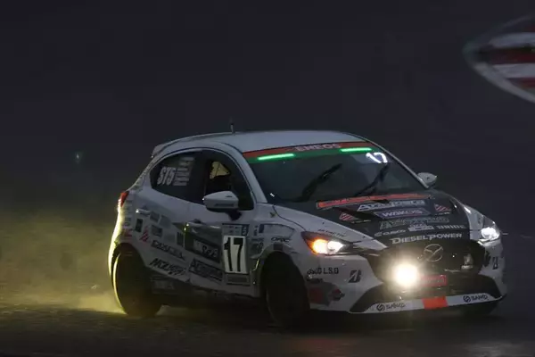 「MAZDA2の快挙！ 富士24時間レースで前人未到の3連覇4勝を飾ったTEAM NOPROに密着」の画像