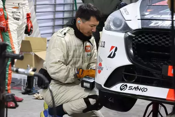 「MAZDA2の快挙！ 富士24時間レースで前人未到の3連覇4勝を飾ったTEAM NOPROに密着」の画像