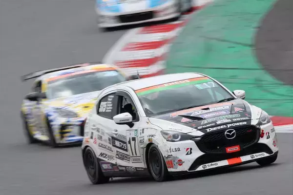 「MAZDA2の快挙！ 富士24時間レースで前人未到の3連覇4勝を飾ったTEAM NOPROに密着」の画像