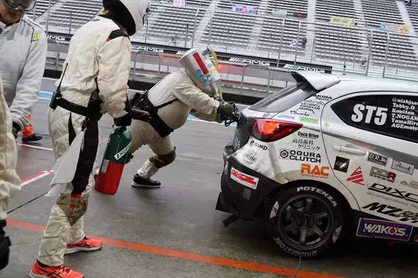 「MAZDA2の快挙！ 富士24時間レースで前人未到の3連覇4勝を飾ったTEAM NOPROに密着」の画像