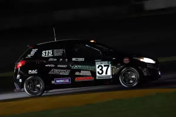 「MAZDA2の快挙！ 富士24時間レースで前人未到の3連覇4勝を飾ったTEAM NOPROに密着」の画像