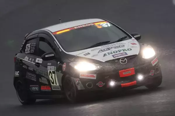 「MAZDA2の快挙！ 富士24時間レースで前人未到の3連覇4勝を飾ったTEAM NOPROに密着」の画像