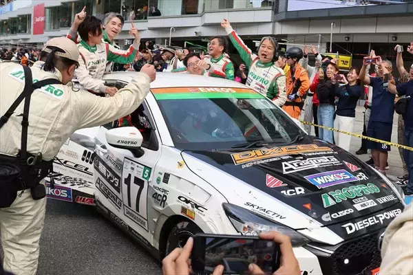 「MAZDA2の快挙！ 富士24時間レースで前人未到の3連覇4勝を飾ったTEAM NOPROに密着」の画像