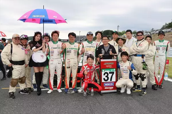 「MAZDA2の快挙！ 富士24時間レースで前人未到の3連覇4勝を飾ったTEAM NOPROに密着」の画像