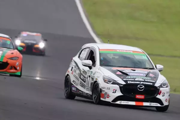 「MAZDA2の快挙！ 富士24時間レースで前人未到の3連覇4勝を飾ったTEAM NOPROに密着」の画像