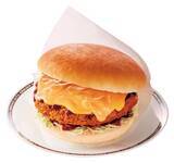 「【本日】コメダ珈琲店「ドデカメンチバーガー」発売！バンズからはみ出るボリューム」の画像3