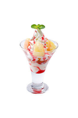 びっくりドンキーにド迫力「桃のジョッキパフェ」　季節の桃デザート4種登場