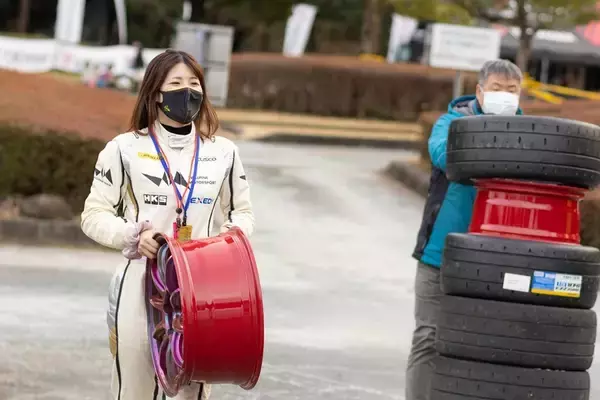 「梅本まどか、新城ラリーでまさかのアクシデントもチーム力で3位表彰台に」の画像