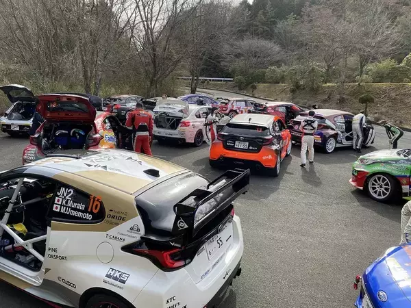 「梅本まどか、新城ラリーでまさかのアクシデントもチーム力で3位表彰台に」の画像
