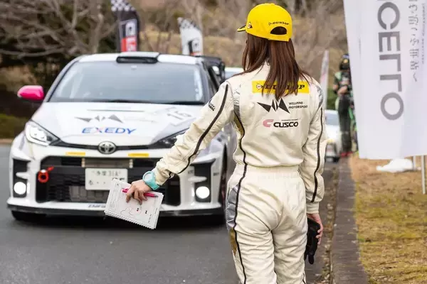「梅本まどか、新城ラリーでまさかのアクシデントもチーム力で3位表彰台に」の画像