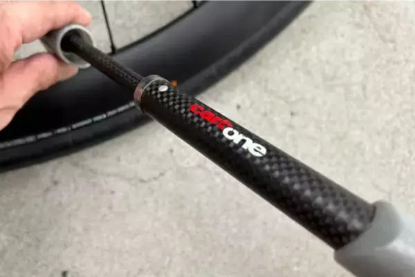 「スポーツ自転車界隈で近ごろ流行りの携帯用電動ポンプには気を付けたい」の画像