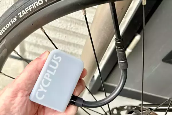 「スポーツ自転車界隈で近ごろ流行りの携帯用電動ポンプには気を付けたい」の画像