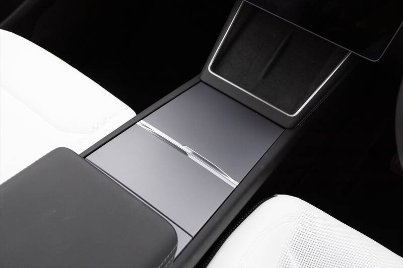 テスラ・モデルYが劇的進化！ スマホ世代を熱狂させる「走る巨大ガジェット」の正体