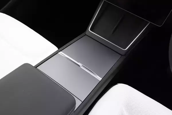 「テスラ・モデルYが劇的進化！ スマホ世代を熱狂させる「走る巨大ガジェット」の正体」の画像