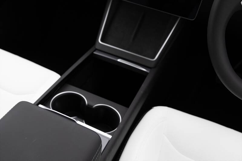 テスラ・モデルYが劇的進化！ スマホ世代を熱狂させる「走る巨大ガジェット」の正体