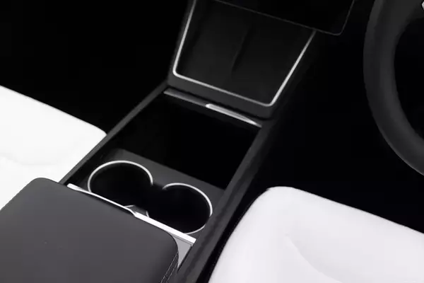 「テスラ・モデルYが劇的進化！ スマホ世代を熱狂させる「走る巨大ガジェット」の正体」の画像