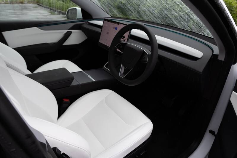 テスラ・モデルYが劇的進化！ スマホ世代を熱狂させる「走る巨大ガジェット」の正体