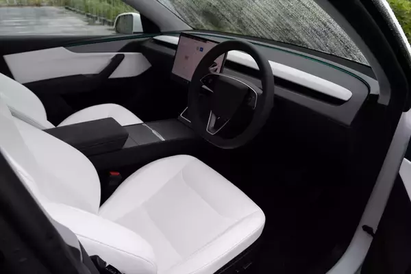 「テスラ・モデルYが劇的進化！ スマホ世代を熱狂させる「走る巨大ガジェット」の正体」の画像