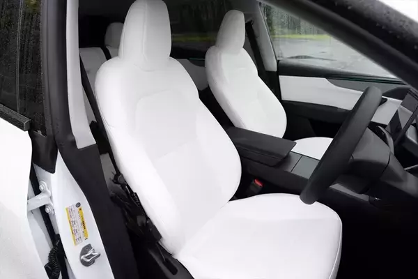 「テスラ・モデルYが劇的進化！ スマホ世代を熱狂させる「走る巨大ガジェット」の正体」の画像