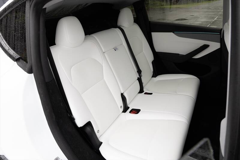 テスラ・モデルYが劇的進化！ スマホ世代を熱狂させる「走る巨大ガジェット」の正体